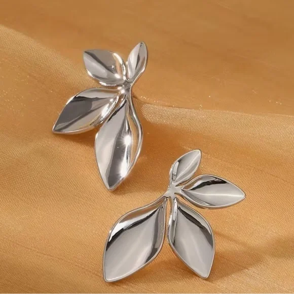 Elegant Silver Leaf Earrings - Picture 2 of 4